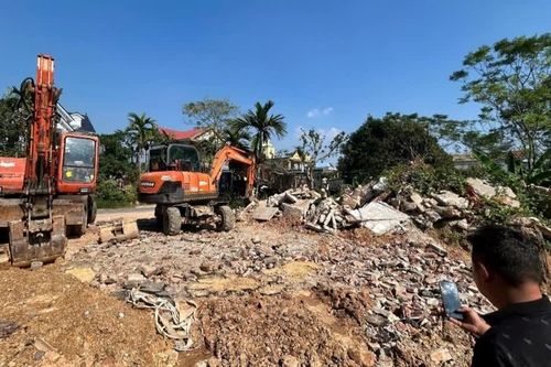 Thu gom 160 tấn rác xây dựng về chôn lấp ven bờ sông để... chờ bán và làm bãi đỗ xe