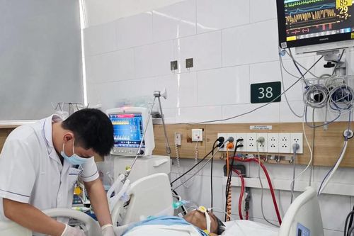 Vụ rò rỉ khí clo ở Hà Nội: 7 người nhập viện Bạch Mai, 2 ca rất nặng