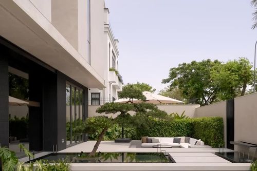 Sự đối lập tinh tế giữa riêng tư và cởi mở trong căn biệt thự 300m²