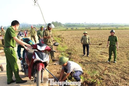 Đưa xe máy ra đồng 'hun khói' bắt chuột
