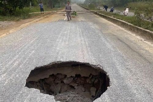 Thái Nguyên: Hố tử thần bất ngờ xuất hiện trên Quốc lộ 3B