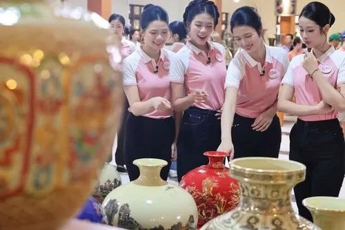 Thí sinh Hoa hậu Việt Nam khám phá điều chưa từng thấy ở xưởng gốm Chu Đậu