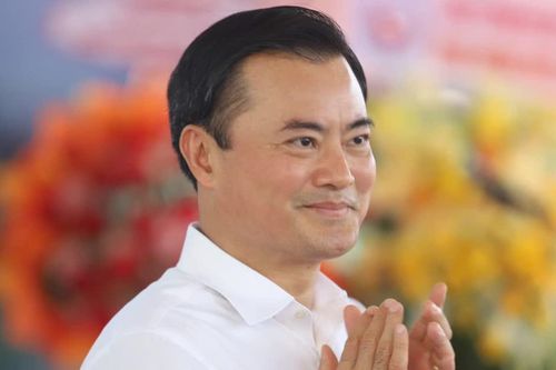 Cầu đi bộ qua sông Sài Gòn đã hợp long nhưng chưa thể lưu thông ngay
