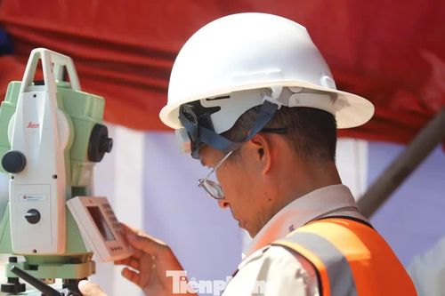 Kỹ sư nín thở căn chỉnh, ép vòm thép 3.400 tấn khớp từng li trên sông Sài Gòn