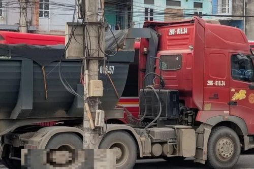 Vấp phải 'ổ gà' rồi ngã ra đường, người đi xe máy bị xe ben cán tử vong ở Hà Nội