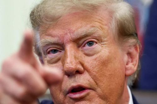 Chi phí sinh hoạt, vấn đề nhập cư phủ bóng bầu cử Mỹ giữa lúc Tổng thống Trump mất điểm
