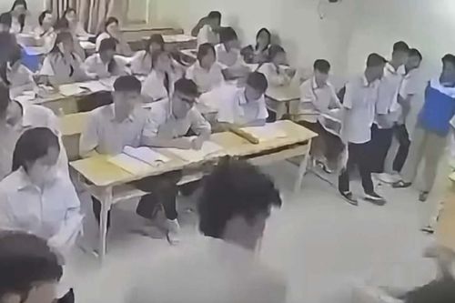Bắt khẩn cấp nam sinh hành hung khiến giáo viên nhập viện