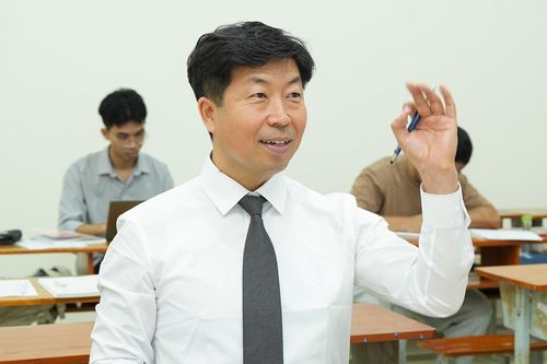 Phó Chủ tịch người Hàn Quốc học thạc sĩ tại Việt Nam ở tuổi 52