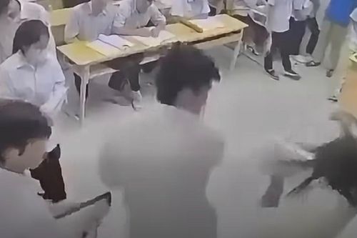 Bắt khẩn cấp nam sinh đánh cô giáo ngay trên bục giảng ở Hà Nội