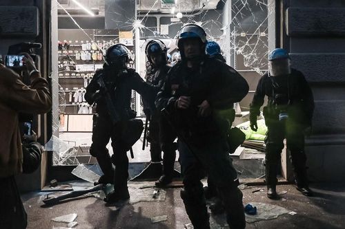 'Kinh đô thời trang' khốn đốn vì biểu tình và cướp phá, Italia cử lính giúp trấn áp