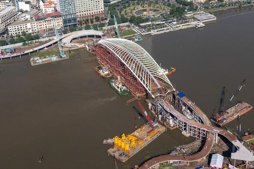 Cảnh vòm thép hình lá dừa nước khổng lồ xoay chuyển 3 giờ trên sông Sài Gòn