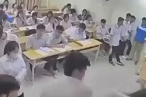 Khởi tố nam sinh lớp 12 đánh cô giáo ngay trên bục giảng ở Hà Nội