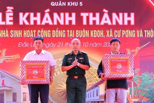 Quân khu 5 bàn giao 2 nhà sinh hoạt cộng đồng trị giá 5 tỷ đồng cho người dân