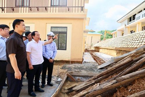 Phó Thủ tướng Lê Tiến Châu kiểm tra tiến độ trường nội trú liên cấp ở Quảng Trị