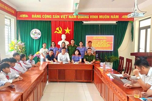 Phối hợp tuyên truyền pháp luật tại trường Tiểu học và THCS Hương Xuân