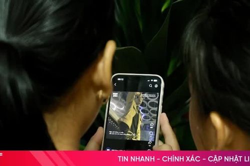 Làm gì khi trẻ mê hát nhạc người lớn?