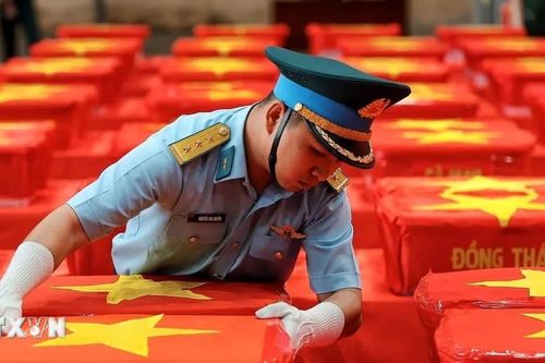 Máy bay quân sự đưa hơn 8.450 mẫu hài cốt liệt sỹ ra Hà Nội giám định ADN