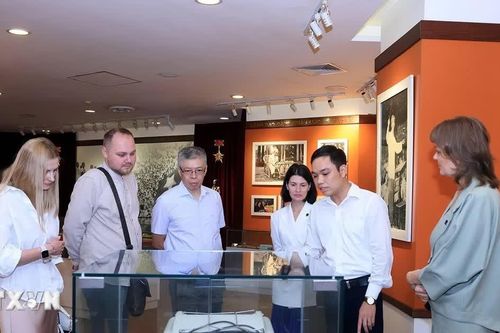 Đoàn phóng viên Hãng thông tấn TASS thăm và làm việc với Thông tấn xã Việt Nam
