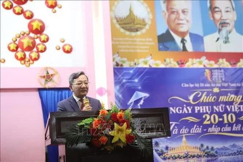 Tà áo dài - nhịp cầu kết nối văn hóa Việt – Lào