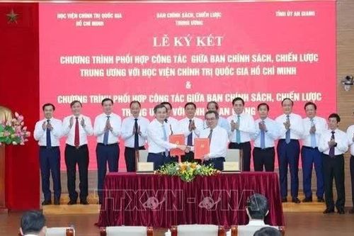 Gắn kết nghiên cứu lý luận, tham mưu chiến lược với thực tiễn phát triển