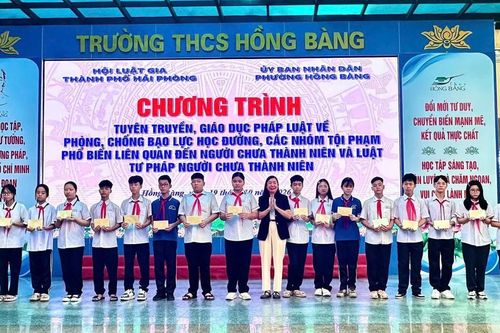 Hải Phòng: Tuyên truyền pháp luật, trao học bổng cho học sinh khó khăn