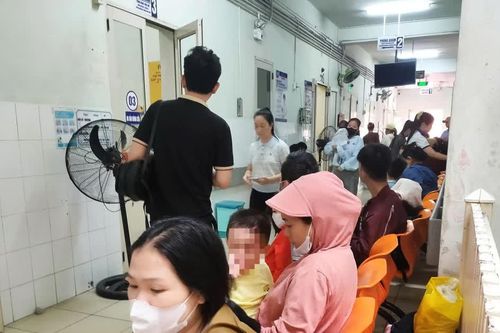 Bệnh nhi nhập viện tăng đột biến, bác sĩ cảnh báo sốt cao và bệnh hô hấp