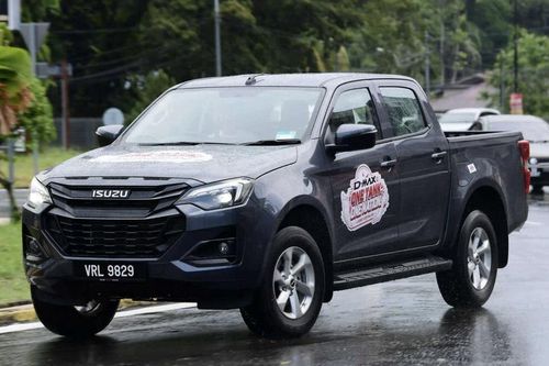Thay động cơ mới, Isuzu D-Max đi được hơn 1.600km với một bình dầu