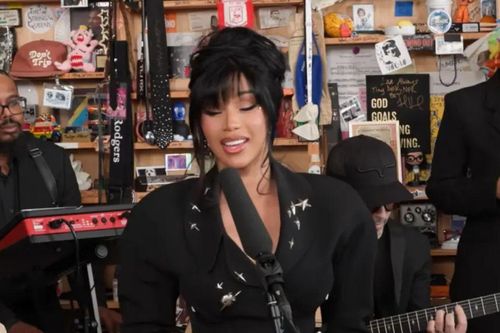 Cardi B gây sốt với trang phục lấy cảm hứng từ siêu mẫu Naomi Campbell