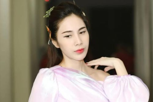 Ca sĩ Thủy Tiên đã đúng khi công khai nói rõ chuyện chia tay Công Vinh