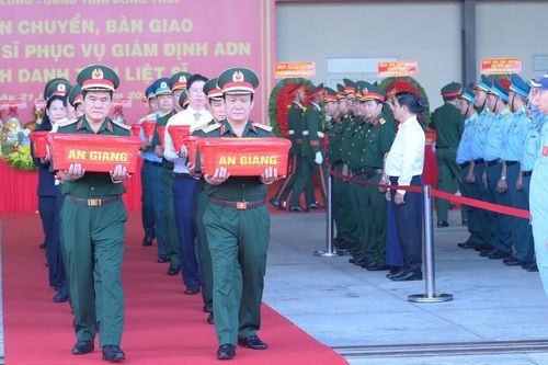Vận chuyển 8.453 mẫu hài cốt liệt sĩ bằng máy bay quân sự ra Hà Nội phục vụ giám định ADN
