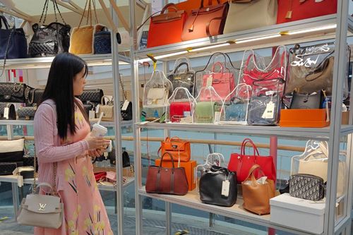 Các thương hiệu xa xỉ châu Âu gặp khó ở Trung Quốc