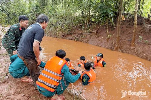 Tích cực giúp dân khắc phục tình trạng ngập cục bộ ở Phú Riềng và Long Hà