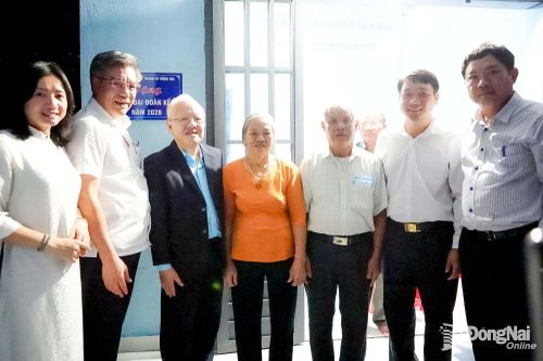 Trao tặng nhà Đại đoàn kết cho đảng viên