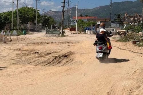Khổ sở vì đường thi công dang dở