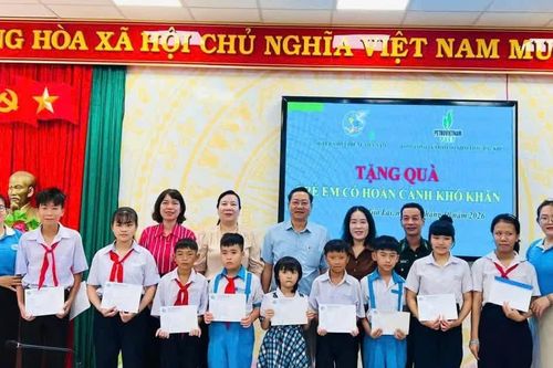 Tặng 25 suất quà cho trẻ em có hoàn cảnh khó khăn ở phường Quy Nhơn Đông