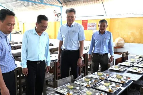 Lãnh đạo phường Hoài Nhơn Đông kiểm tra công tác tổ chức bữa ăn bán trú tại các trường học