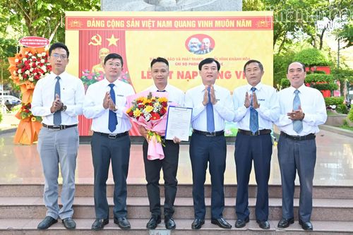 Đảng bộ Báo và Phát thanh, Truyền hình Khánh Hòa tổ chức kết nạp đảng viên tại Tượng đài 23 tháng 10
