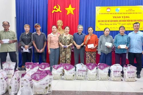 Tặng 200 suất quà cho các hộ khó khăn ở phường Bắc Nha Trang