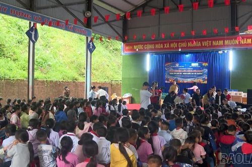Ấm áp chương trình tình nguyện "Đông ấm cho em - nâng bước em tới trường”