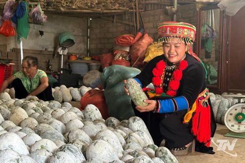 Những phụ nữ góp sức việc thôn bản