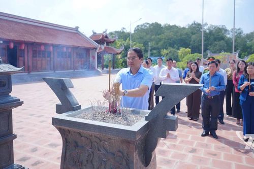 Lãnh đạo tỉnh Thái Nguyên dâng hương tri ân Đức Hoàng đế Lý Nam Đế