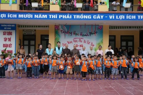 Lào Cai: Trao quà 'Đông ấm vùng cao' đến học sinh mầm non vùng núi xã Mỏ Vàng