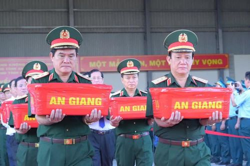 Quân khu 9 vận chuyển thêm 8.453 mẫu hài cốt liệt sĩ đưa giám định