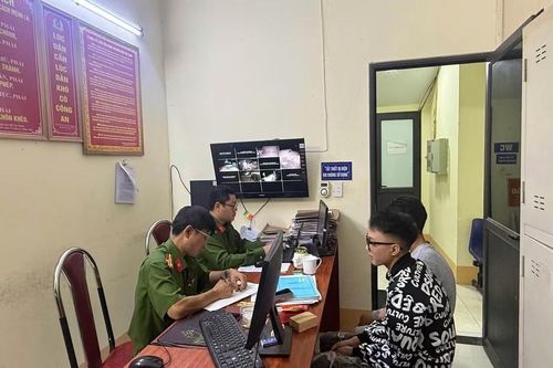 Tuyên Quang: Xử lý hai thanh niên buông hai tay khi lái xe trên đường đèo