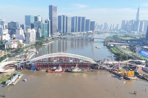 Toàn cảnh quá trình hợp long cây cầu đi bộ đầu tiên qua sông Sài Gòn
