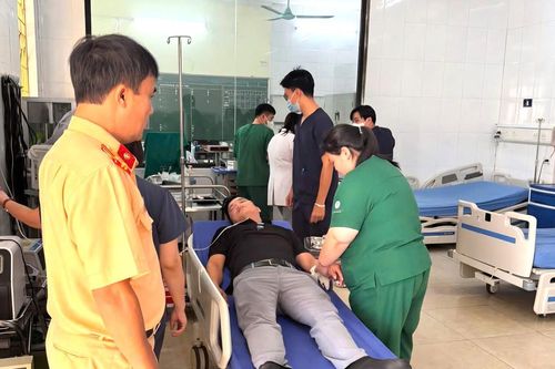 CSGT đường thủy Lào Cai kịp thời hỗ trợ người đàn ông gặp vấn đề sức khỏe trên quốc lộ 2D