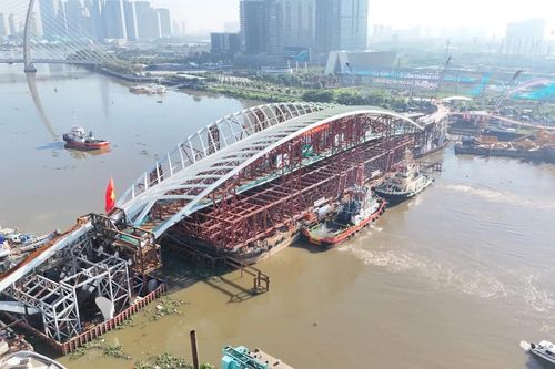 Cầu đi bộ qua sông Sài Gòn hợp long thành công sau 8 giờ thi công