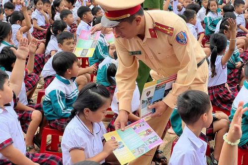 Hàng nghìn học sinh ở Lâm Đồng được trang bị kỹ năng an toàn giao thông