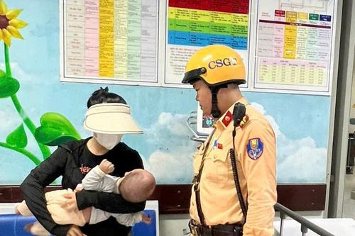 CSGT Hà Nội đội mưa, mở đường đưa cháu bé 4 tháng tuổi đi cấp cứu
