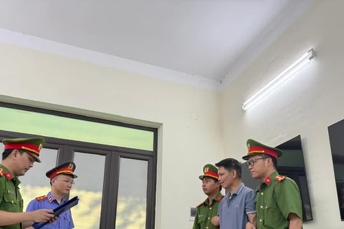 Phú Thọ: Khởi tố người cha hành hạ hai con gái ruột